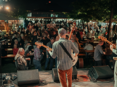 Welche wettinger biergärten abends live‑musik bieten und wo du ohne reservierung noch einen tisch bekommst