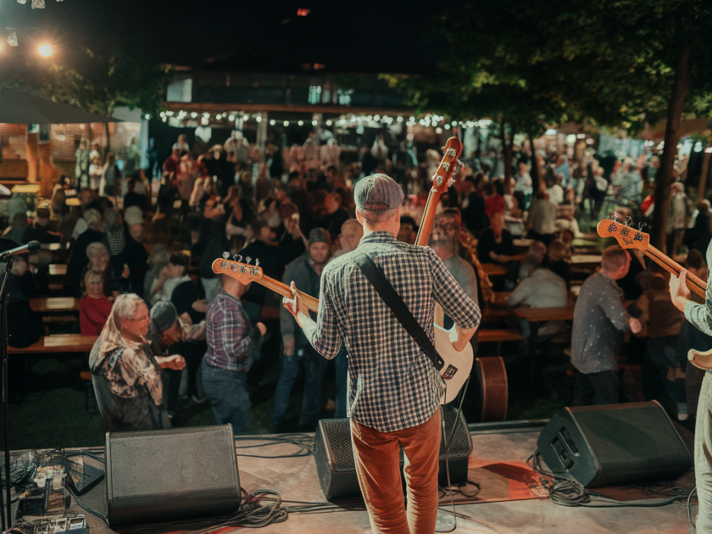 Welche wettinger biergärten abends live‑musik bieten und wo du ohne reservierung noch einen tisch bekommst